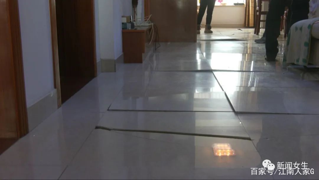 墙面瓷砖翘起来了如何处理(墙面瓷砖翘起来了如何处理掉)