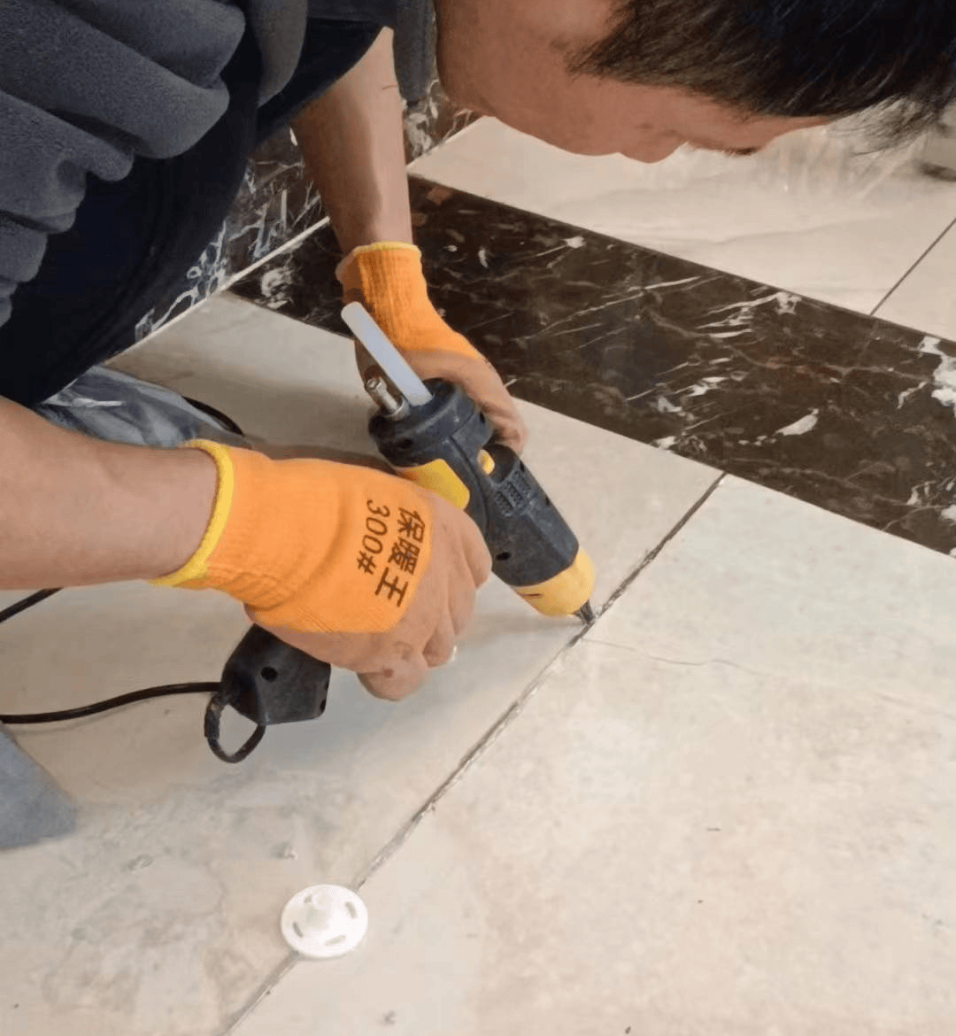 地砖拱起来了怎么修复视频(地砖拱起来了怎么修复视频教程)